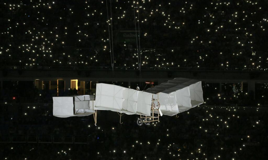 Réplica do avião 14 Bis de Santos Dumont sobrevoa o Maracanã na cerimônia de abertura dos Jogos Olímpicos Rio-2016..