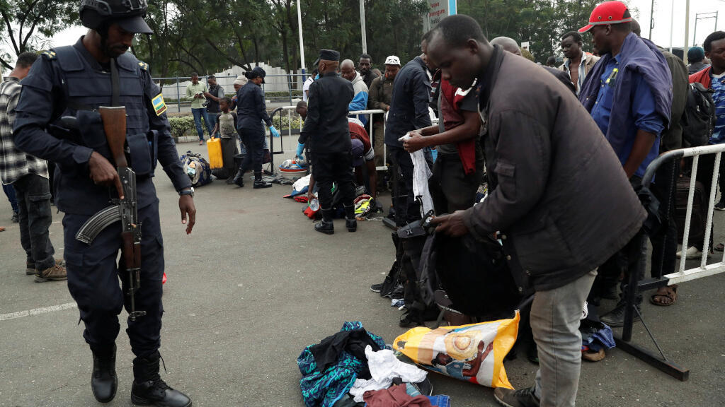 Les gens fuient l’est de la RD Congo vers le Rwanda alors que les combats font rage à Goma.