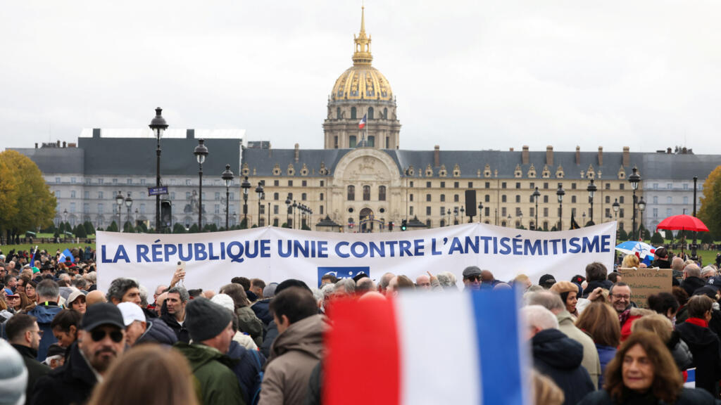 Une bannière où il est écrit «La République unie contre l'antisémitisme» à la manifestation organisée par les chefs du Sénat et de l'Assemblée nationale, le 12 novembre 2023.