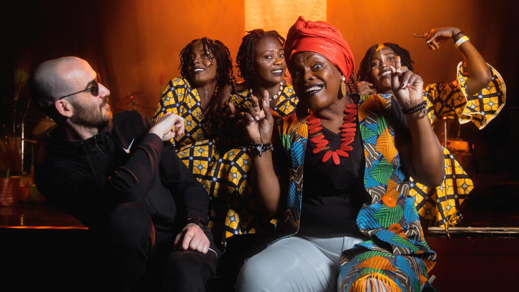 O beatmaker francês Rrobin (esquerda), ao lado de Gladys Samba (centro), e algumas das cantoras de Les Mamans du Congo.