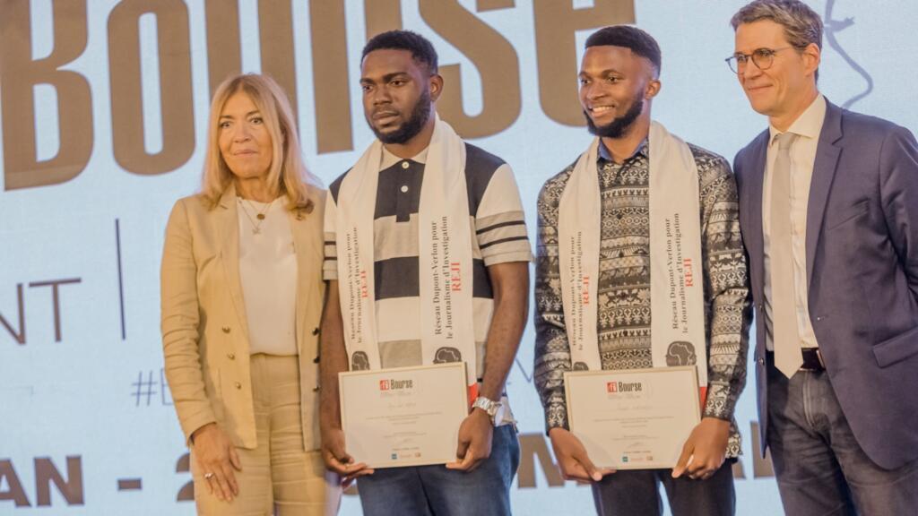 Les lauréats de la « Bourse Ghislaine Dupont et Claude Verlon » 2023  à Abidjan, Joseph Kahongo (RDC), lauréat journaliste, et Ange Joël Agbla (Bénin), lauréat technicien, Avec Marie-Christine Saragosse et Jean-Marc Four.