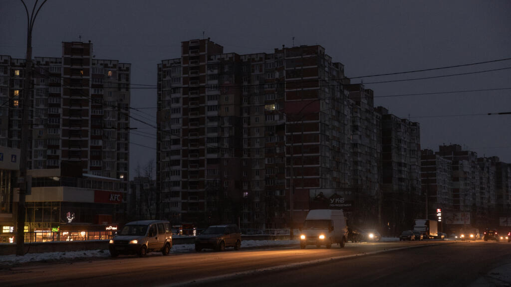 Ukraine: des bombardements russes nocturnes font au moins 13 blessés à Kiev et Kharkiv