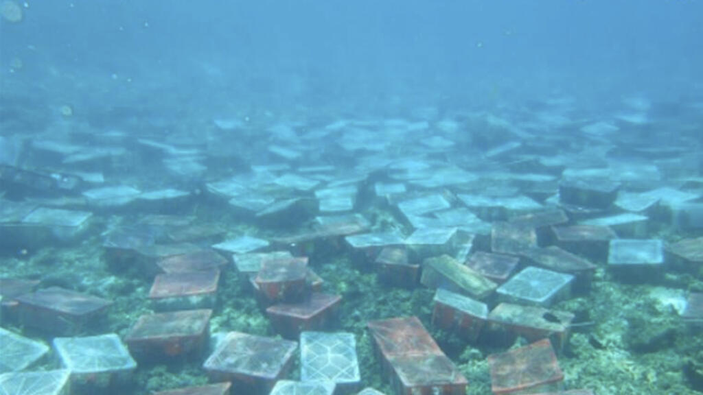 Ảnh do Lực lượng Tuần duyên Philippines cung cấp ngày 27/09/2019 cho thấy các thùng nhựa của ngư dân Trung Quốc tại bãi cạn Scarborough ở Biển Đông.