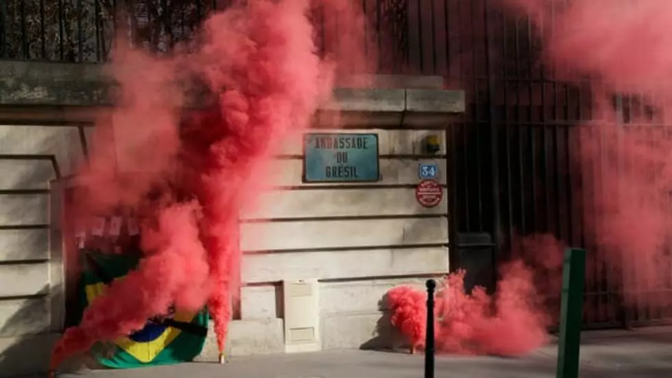 Protesto contra o governo Bolsonaro em frente à embaixada do Brasil em Paris, neste domingo 4 de abril de 2021.