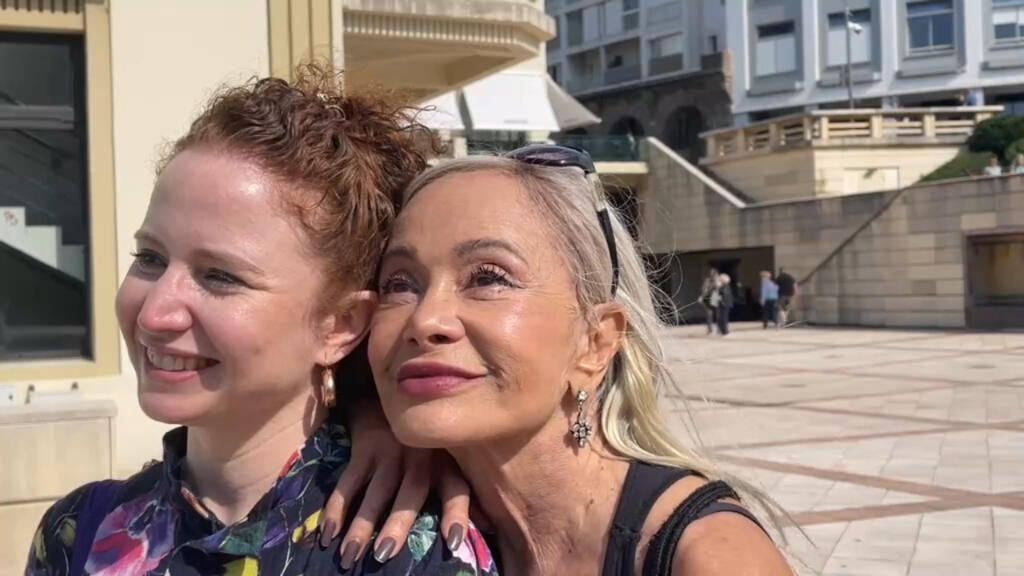 A RFI Brasil conversou com a diretora, Mikaela Plotkin (e), do longa-metragem Senhoritas, com a atriz Tânia Alves (d) no elenco. Em Biarritz, em 22 de setembro de 2024.