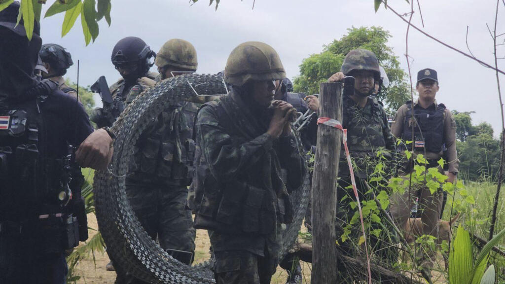 Decenas de miles de personas huyen por los combates en la frontera entre Tailandia y Camboya