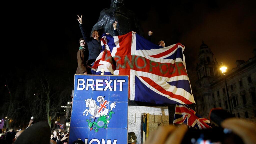 Foule la statue de Winston Churchill pour célèbrer le jour du Brexit à Londres, Grande-Bretagne, le 31 janvier 2020.