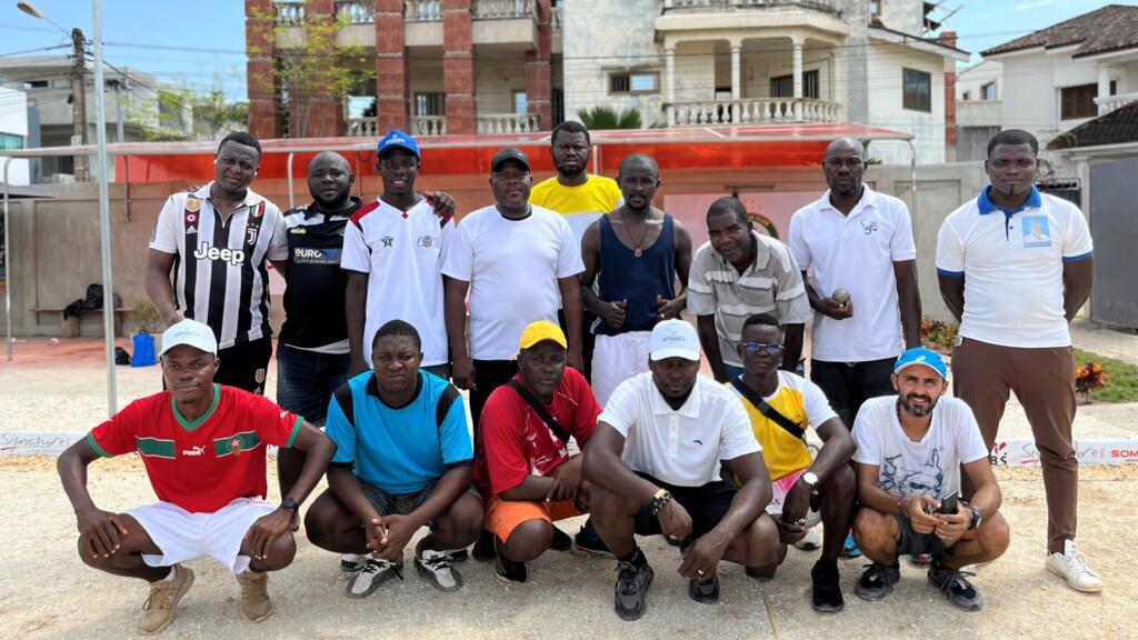 La grande famille des boulistes du Club de PCZAM à Cotonou.