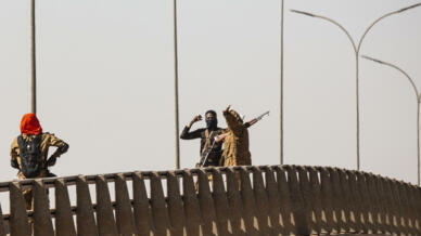 Des soldats burkinabè mutinés sur un pont près du camp militaire de Lamizana, à Ouagadougou, le 23 janvier 2022.