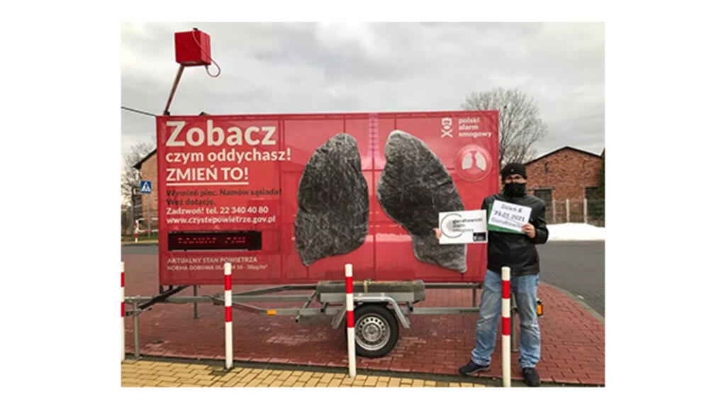 Le militant polonais Wojtek Szczypka a installé des poumons synthétiques qui se sont noircis quelques jours, signe de la pollution à Gieraltowice.