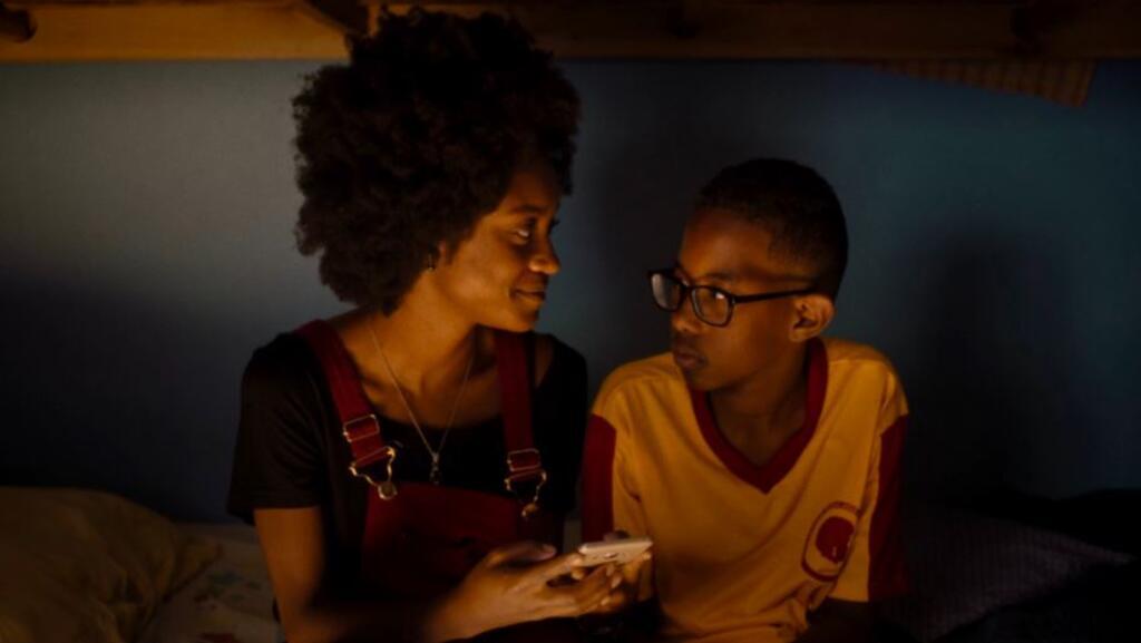 O filme "Marte Um", do diretor Gabriel Martins, conta a história de um garoto negro da periferia de Belo Horizonte que tem o sonho de virar astrofísico, contrariando os pais, que vêm em sua carreira no futebol a possibilidade de ascenção financeira da família