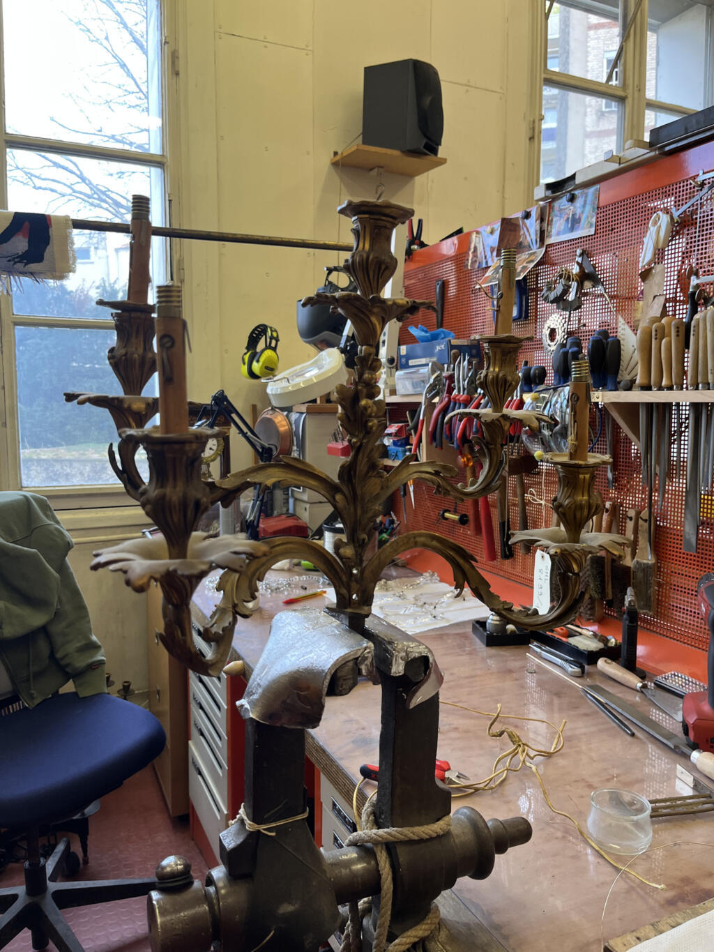 Lustre à restaurer à l'atelier Lustrerie-Bronze