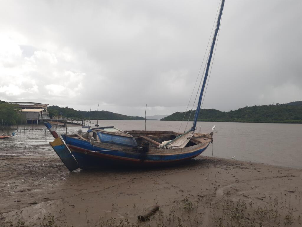 Saveiro à voile dans la baie de Bahia au Brésil.