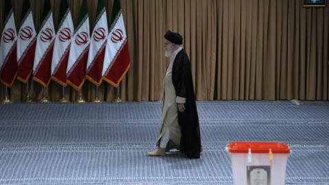 علی خامنه‌ای، رهبر ایران،  در اولین دقایق آغاز رأی‌گیری دور دوم چهاردهمین دوره‌ انتخابات ریاست جمهوری، در حسینیه امام خمینی رأی خود را به صندوق انداخت.