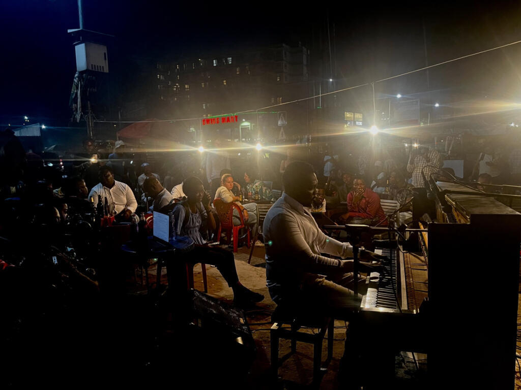 非洲 / 第四届金沙萨钢琴节（Festival Pianos de Kinshasa）- 键盘前的David Clément是一名专业钢琴家。
Afrique / David Clément en concert sur la route 24 lors d’un piano Nganda dans le cadre du festival Pianos Kinshasa, Kinshasa, RDC, le 2 octobre 2025.