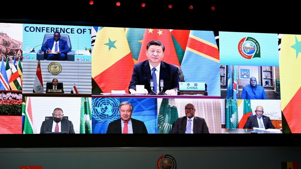 Le président chinois Xi Jinping, le président sénégalais Macky Sall, le président congolais Félix Tshisekedi, le président égyptien Abdel Fattah al-Sissi, le président sud-africain Cyril Ramaphosa, le secrétaire général des Nations unies (ONU) Antonio Guterres, le président de la Commission de l'Union africaine Moussa Faki Mahamat et le président des Comores, Azali Assoumani, assistent à l'ouverture du forum Forum sur la coopération sino-africaine (FOCAC) par liaison vidéo à Dakar, Sénégal, le 29 novembre 2021.