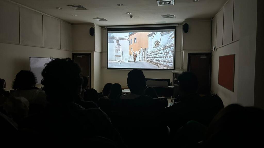 Auditório quase lotado para ver o filme "O que Resta do Tempo", dirigido por Elia Suleiman.