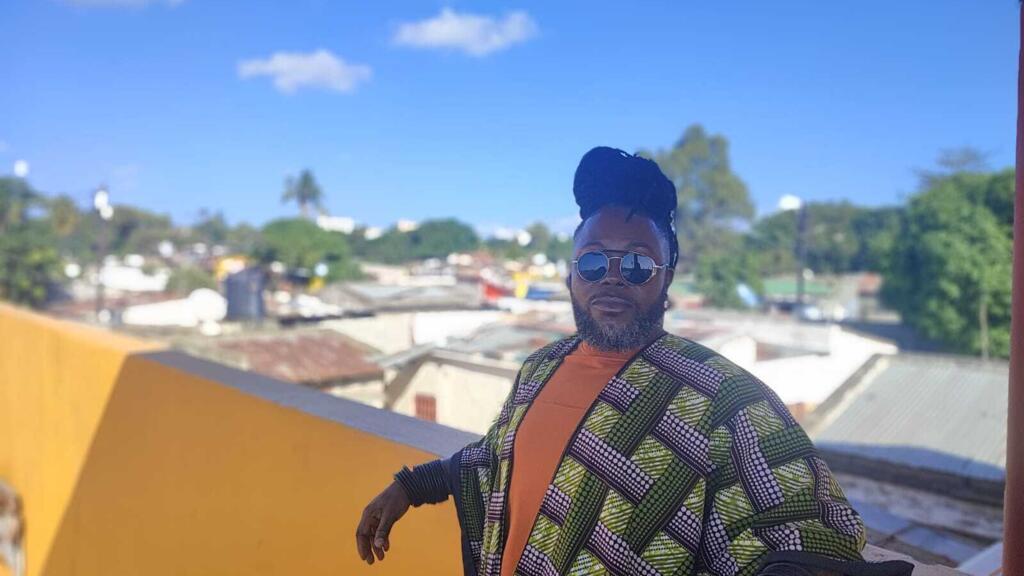 L'artiste mozambicain Radjha Ally sur la terrasse du musée de Mafalala, à Maputo