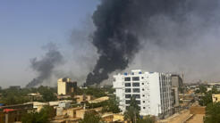 La fumée s’élève au-dessus des immeubles résidentiels de Khartoum, le 16 avril 2023, alors que les combats font rage au Soudan.