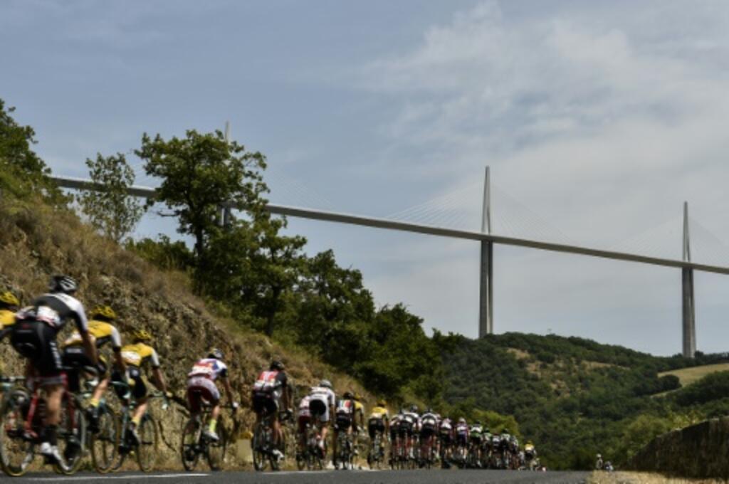 O viaduto de Millau ao fundo, durante a passagem do Tour de France, prova do ciclismo francês, em 18 de julho de 2015. As autoridades da região acreditam que a passagem da tocha olímpica trará mais visibilidade.