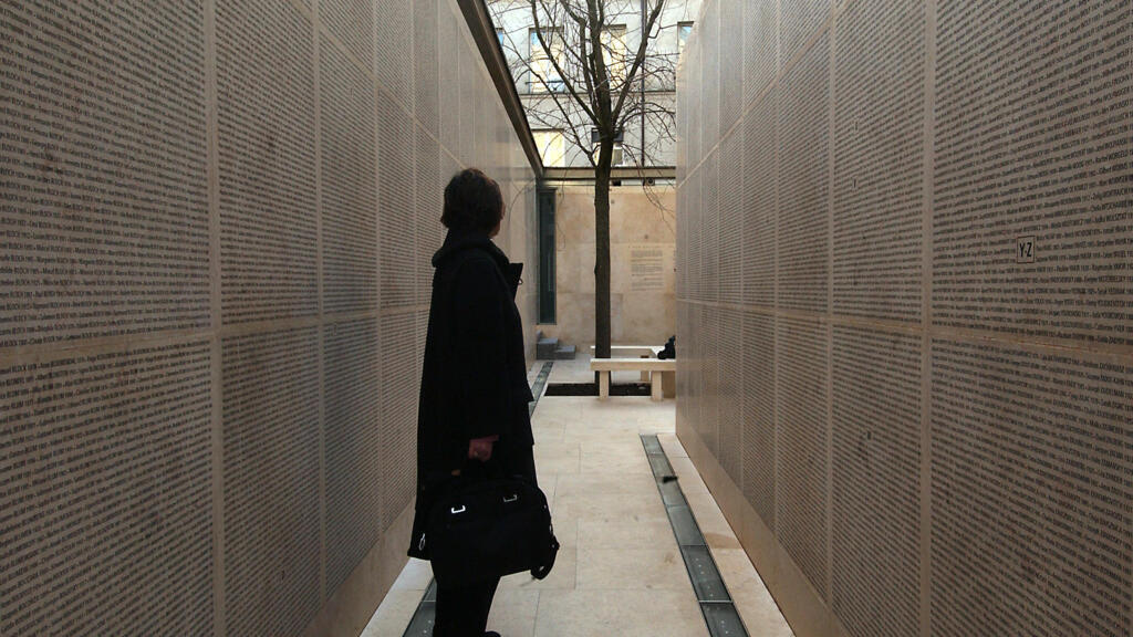 Le mur des noms gravés, dans la pierre, (et prénoms et dates de naissance) des 76 000 juifs déportés de France entre 1942 et 1944, sur le parvis du mémorial de la Shoah dans le Marais, à Paris.