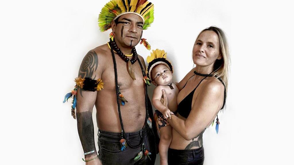 O cacique Darci Tupã Nunes de Oliveira, a artista e ativista francesa Delphine Fabbri Lawson e o pequeno Vera Xunu.