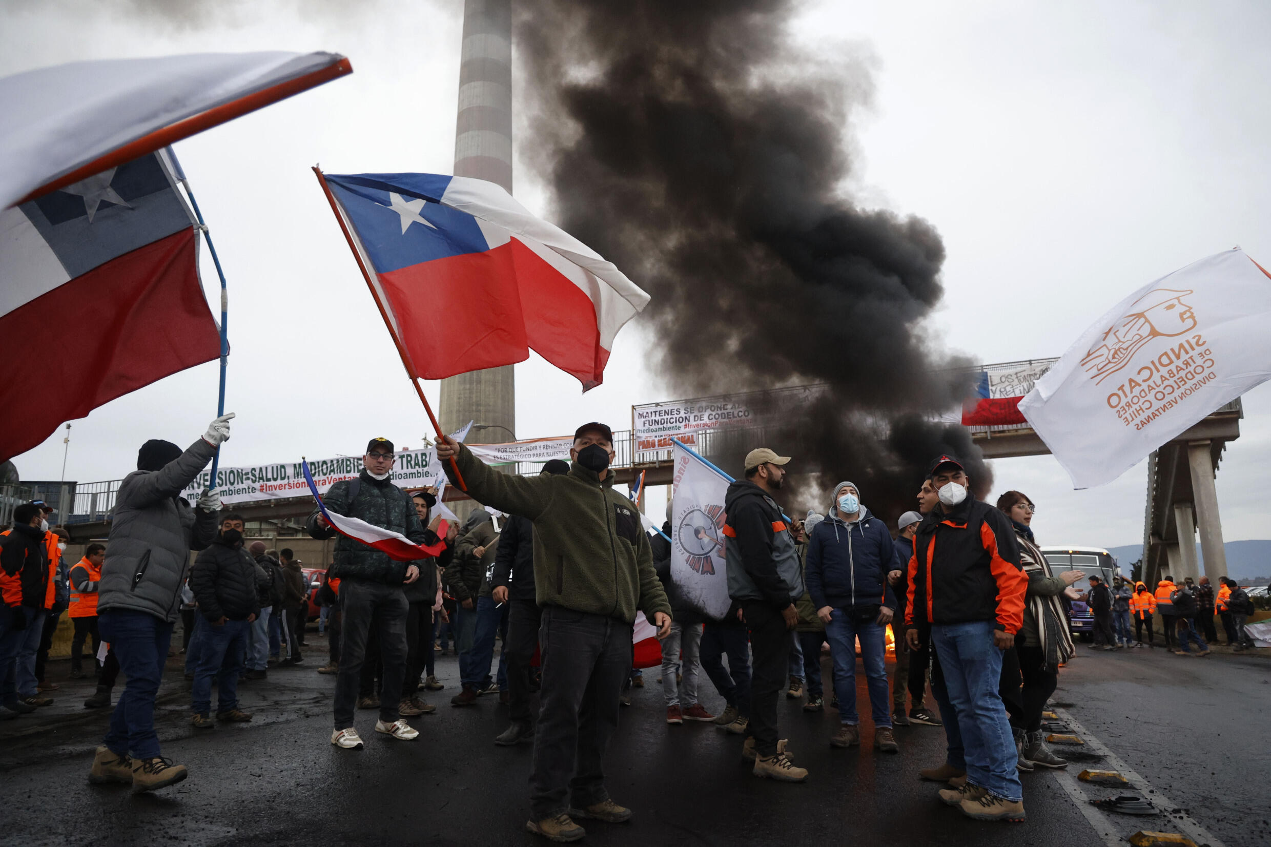 Mineiros bloqueiam o acesso à fundição de cobre Ventanas no Chile durante o início de uma greve nacional "indefinida" dos trabalhadores da mineradora estatal Codelco - a maior produtora de cobre do mundo