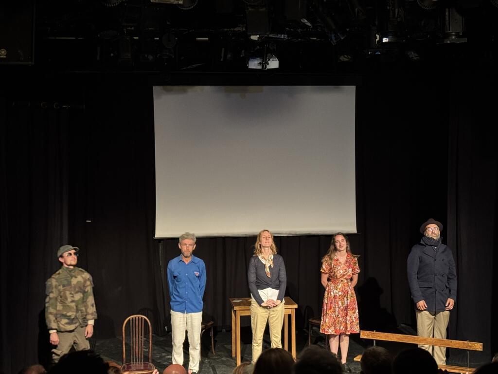 Năm nghệ sĩ (từ trái sang phải) Roméo Sandoz, Frank Milin, Cyrielle Buquet, Flavie Cardot, Paul Dufournet trong vở diễn Hongaï tại Nhà hát Les Rempart, Avignon, trong chương trình Off Liên hoan Avignon, ngày 12/07/2025.