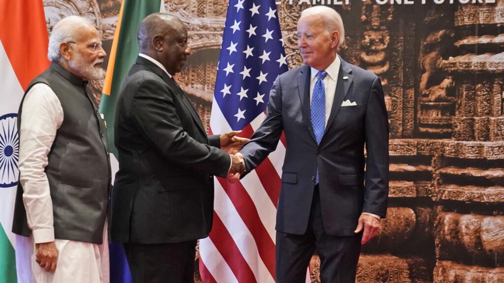 Le président sud-africain Cyril Ramaphosa (centre), le président des Etats-Unis Joe Biden (à droite) et le Premier ministre indien Narendra Modi (à gauche), à l'ouverture du sommet du G20 à New Delhi, le 9 septembre 2023.