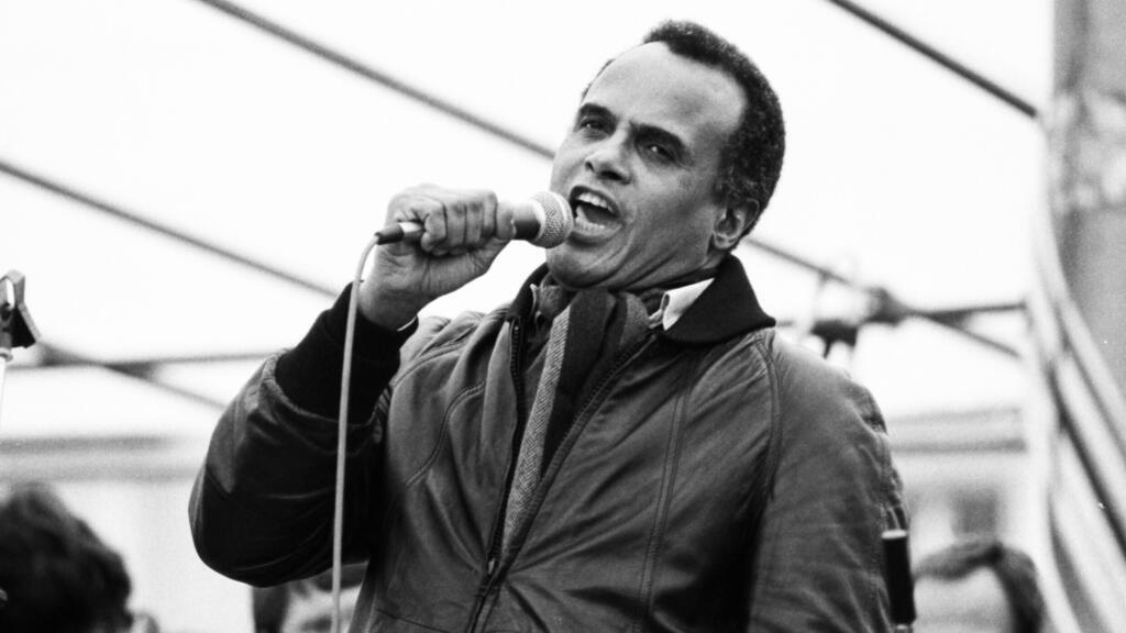 Harry Belafonte lors d'une grande manifestation pour la paix, à Bonn, en Allemagne, 1981.