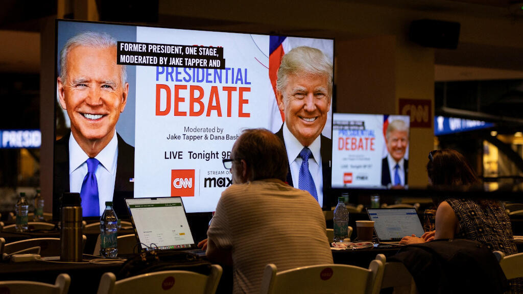 Des équipes de médias travaillent dans la salle de presse du pavillon McCamish, sur le campus du Georgia Institute of Technology, avant le premier débat présidentiel de 2024 entre le candidat démocrate à la présidentielle, le président américain Joe Biden, et le candidat républicain à la présidentielle, l'ancien président américain Donald Trump, à Atlanta, en Géorgie, aux États-Unis, en juin. 27, 2024