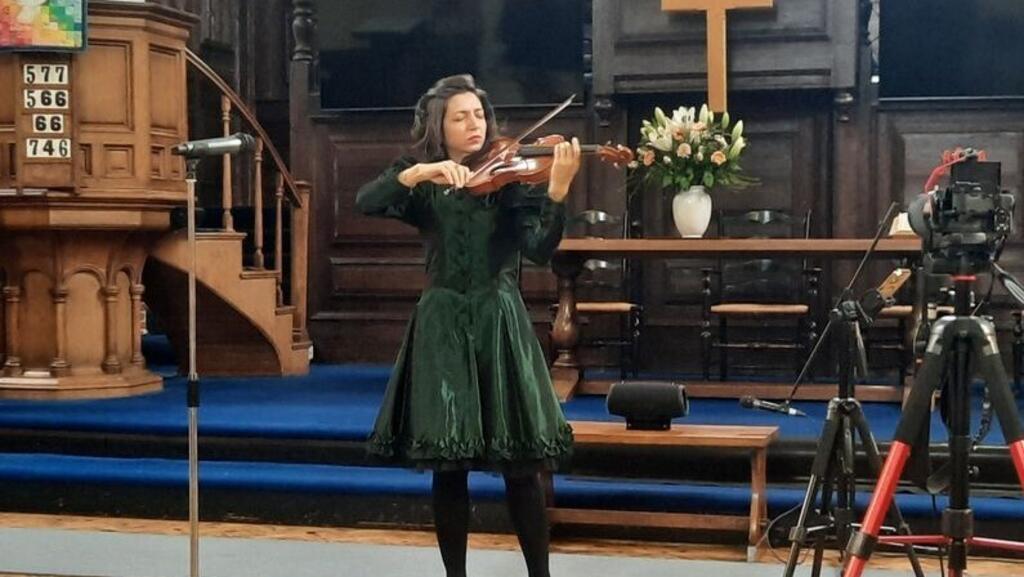 “E foarte important să aleg muzică ce rezonează cu istoria mea” – violonista Adriana Cristea