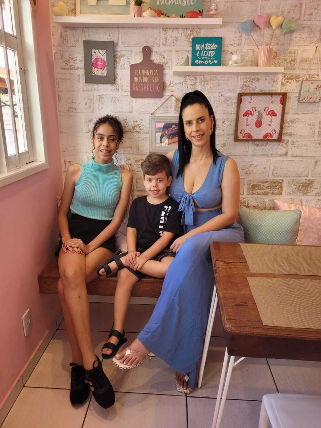 Adriana Maia e os filhos estão com passagem marcada para o México, mas aguardam visto.
