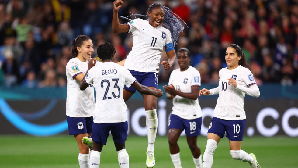 À la Une bataille de compétitions de football féminin dans les