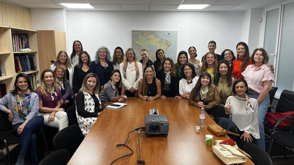 As participantes da associação se dividem em comitês que abrangem as áreas de cultura, educação, direito da mulher, empreendedorismo, carreiras e comunicação