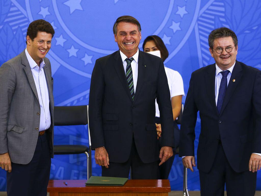 Da esq para a dir, o ministro Ricardo Salles, o presidente Jair Bolsonaro e o CEO do Carrefour Brasil, Noël Prioux, durante o evento de lançamento do programa Adote um Parque.