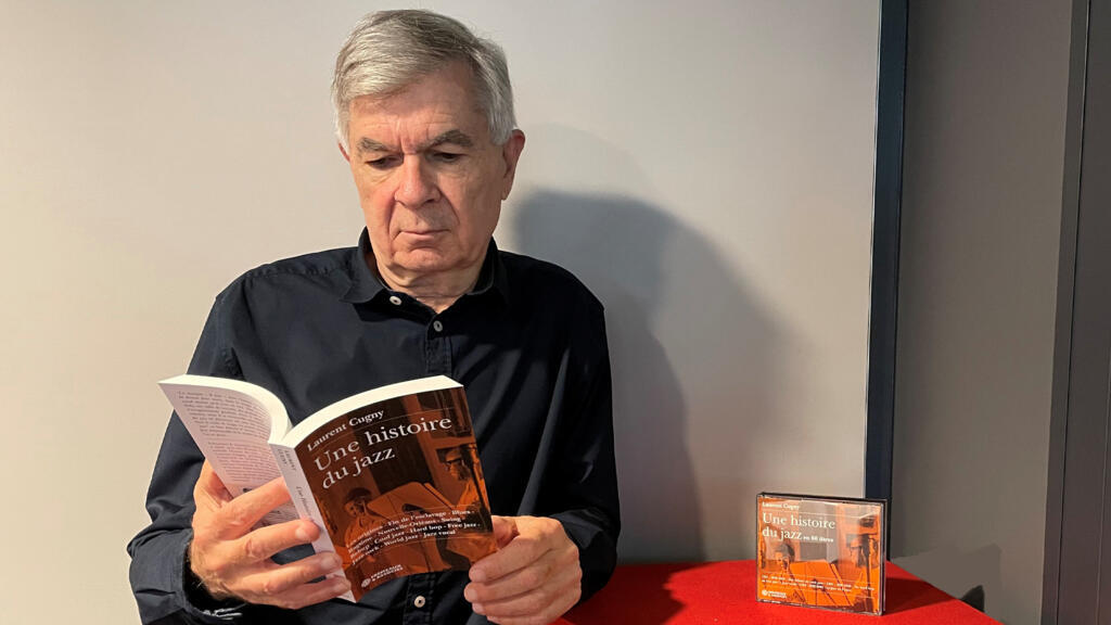 Laurent Cugny révise ses connaissances en consultant son propre livre.