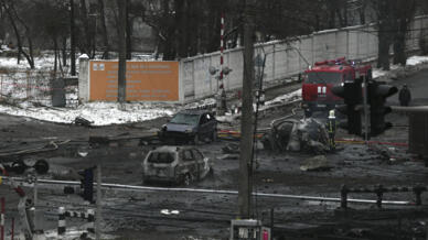 Des voitures incendiées à Kiev après un bombardement russe, le 23 novembre 2022.