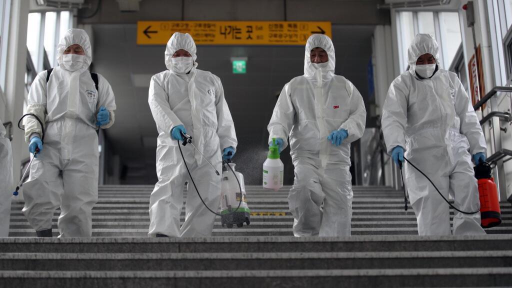 Opération de désinfection pour limiter la propagation du coronavirus Covid-19 dans le métro de Séoul, le 12 mars 2020.