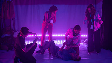 „Stai jos sau cazi” are la bază un roman scris de Bogdan Munteanu