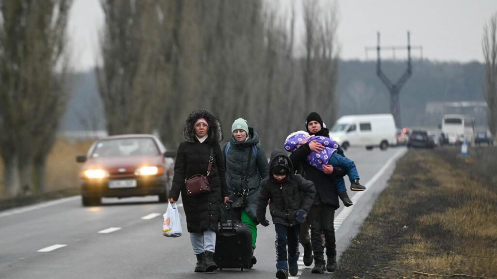 Des réfugiés ukrainiens près de la ville de Palanca après avoir traversé le point de contrôle de la frontière moldo-ukrainienne, le 1er mars 2022.