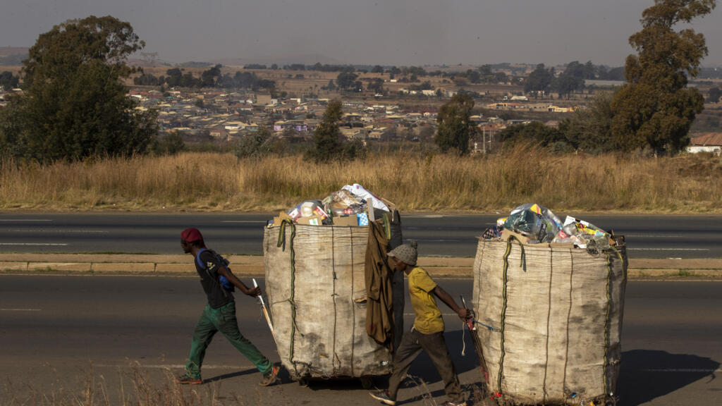 Catadores de lixo da comunidade de Phumlamqashi, em Vlakfontein, perto de Johannesburg, na África do Sul.