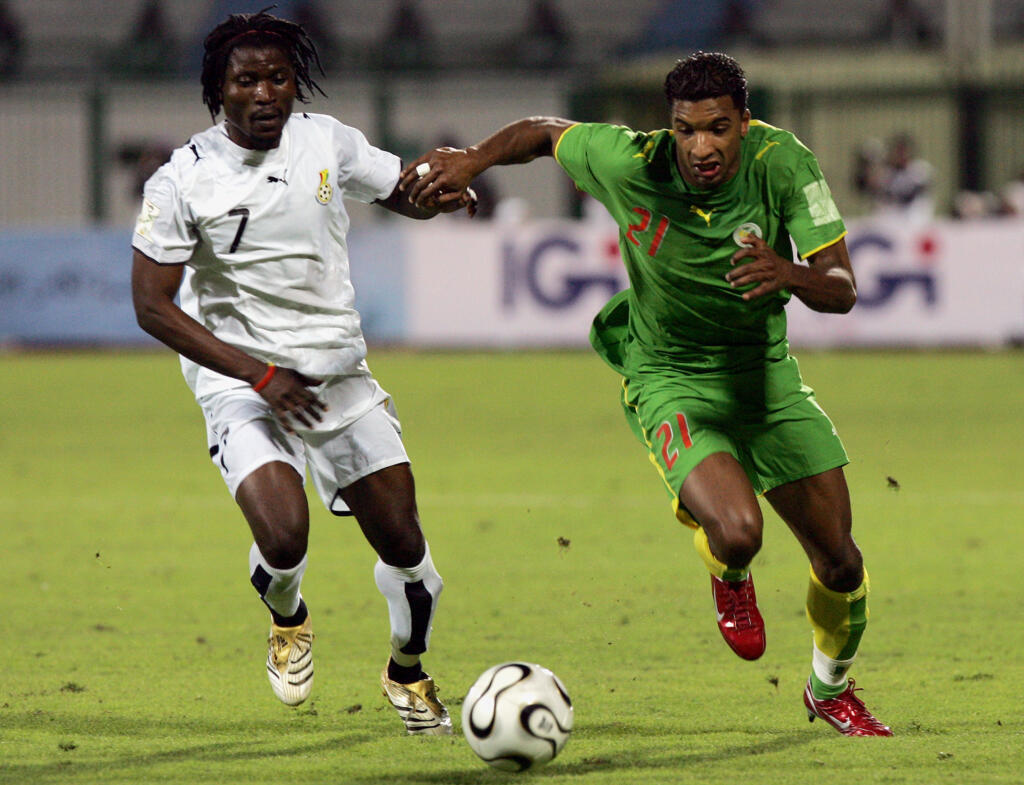 Habib Beye, en vert, avec le maillot du Sénégal et face au Ghanéen Laryea Kingston lors de la CAN 2006 en Égypte.