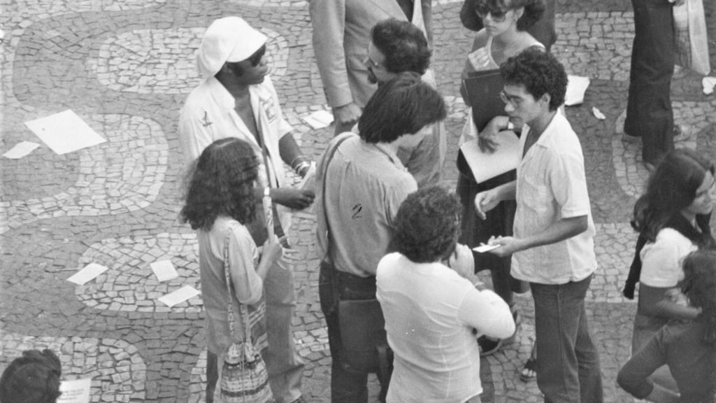 Foto ilustrativa: agentes da repressão da ditadura militar brasileira acompanham o cantor Milton Nascimento em um protesto contra o regime, em agosto de 1979.