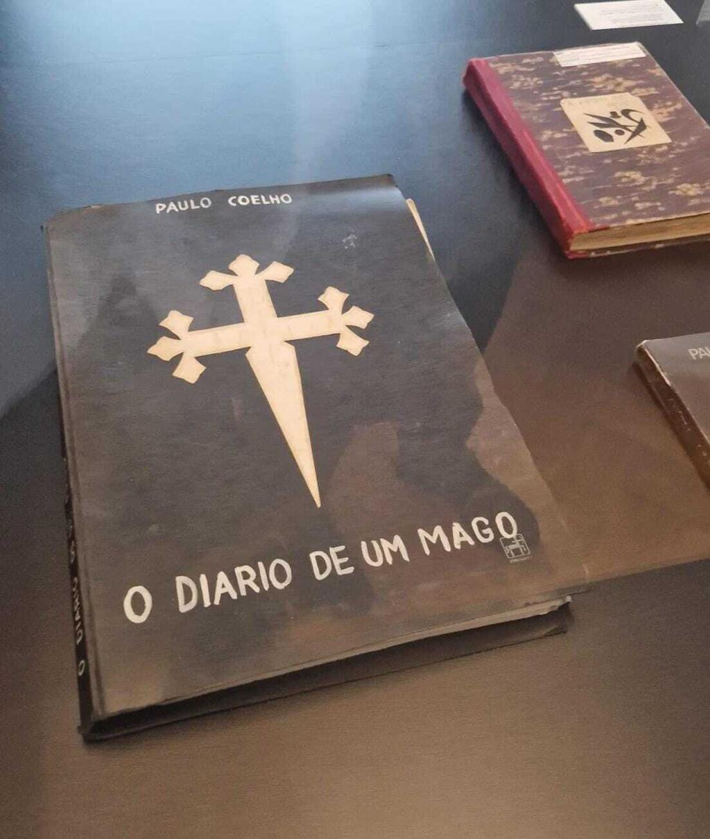Na Fundação, o visitante poderá conferir livros, documentos, prêmios e muita história do escritor Paulo Coelho, como um dos primeiros exemplares do livro "Diário de um Mago".