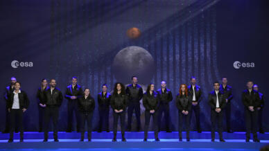 L’ESA a présenté sa nouvelle classe d’astronautes: ils sont ainsi cinq à rejoindre les sept déjà en service, accompagnés d’un corps d’astronautes de réserve au nombre de onze.