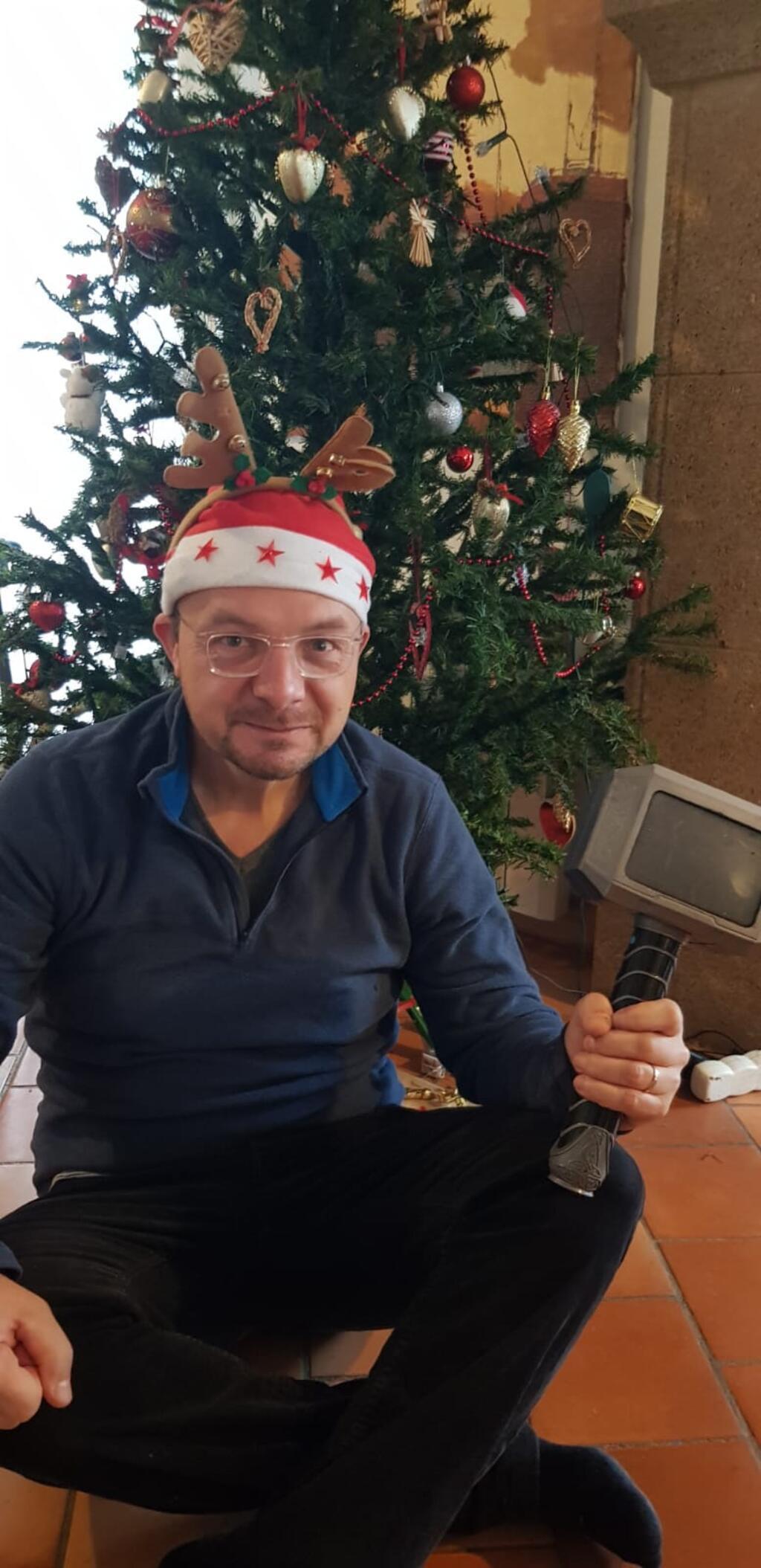 O engenheiro Yannick Broutel, que com bom humor mostra os brinquedos comprados de segunda mão.