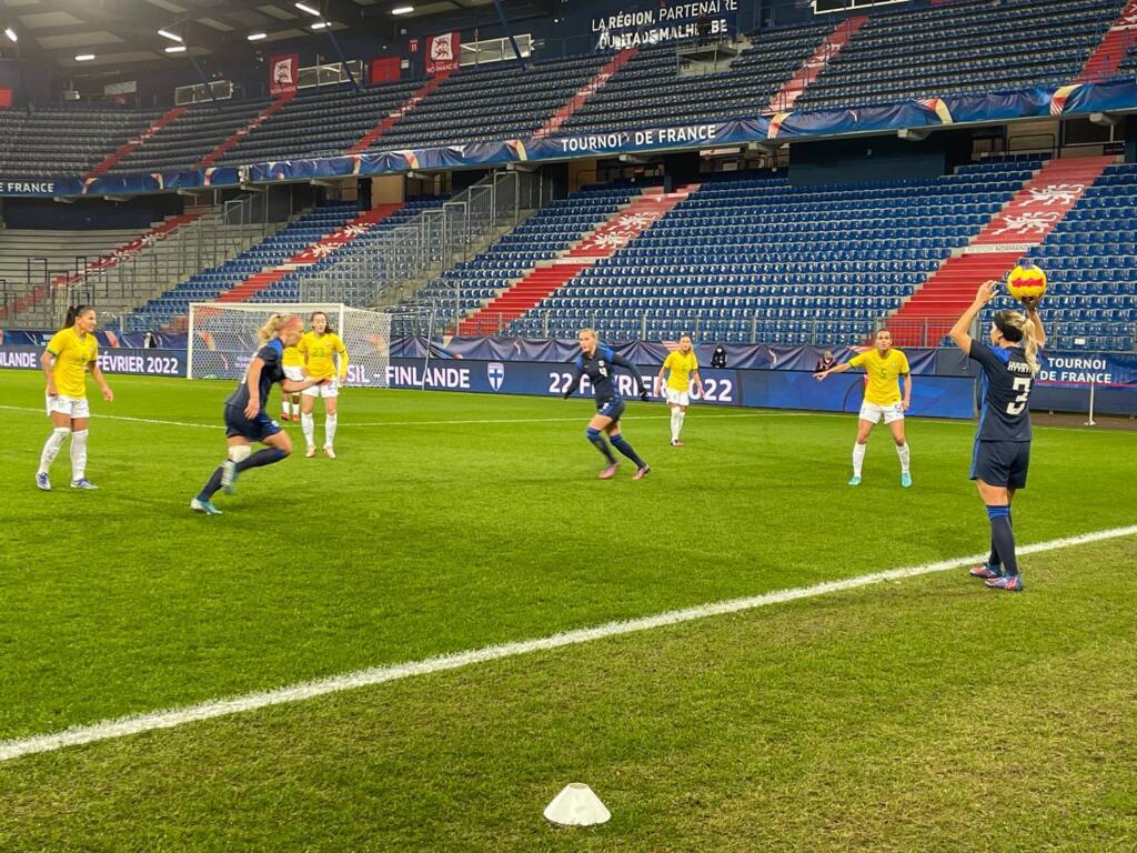 Jogadoras da seleção brasileira de futebol feminino mobilizam defesa em jogo contra a Finlândia em Caen, no norte da França, em 22 de fevereiro de 2022.