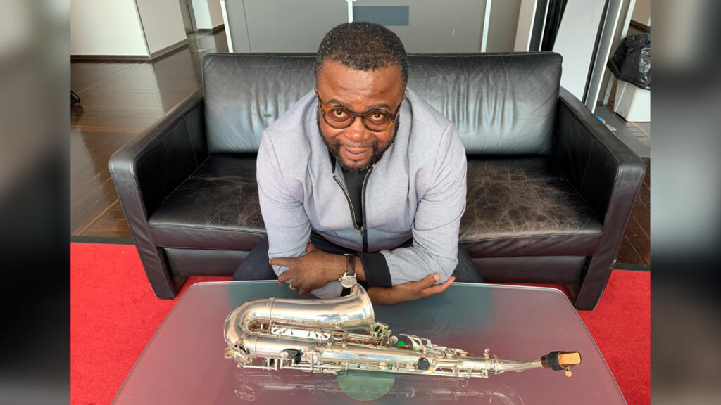 Moreira Chonguiça expose l'objet de toutes ses passions musicales.