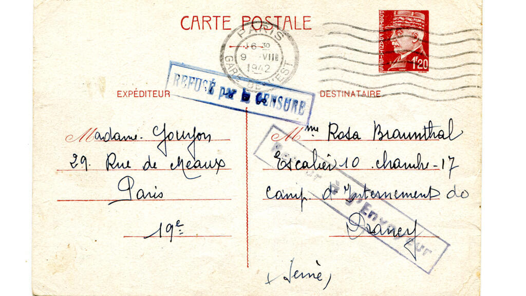 Carte postale exposée au Memorial de la Shoah à Drancy, avec un timbre représentant le Maréchal Pétain, le tampon du bureau de la Censure et « retour à l’envoyeur ».